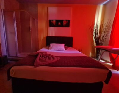 Se alquila habitación erótica roja en la estación de Lausana.