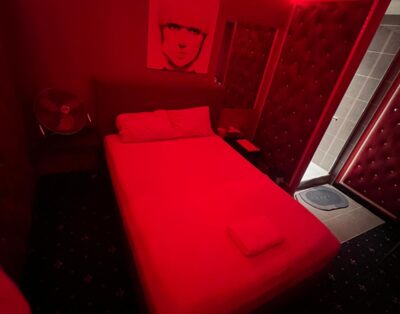Chambre 4 - Arbeit in der legalen Prostitution in der Erotikbar Lady Night, Lonay, Waadt